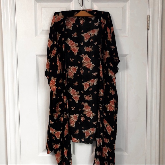 2/$15🎉 Floral Kimono - Picture 2 of 4